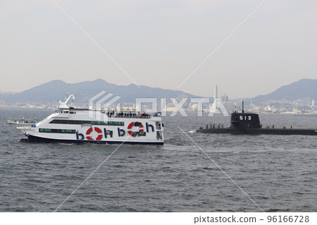 神戶港觀光船和日本海上自衛隊潛艇大井 96166728