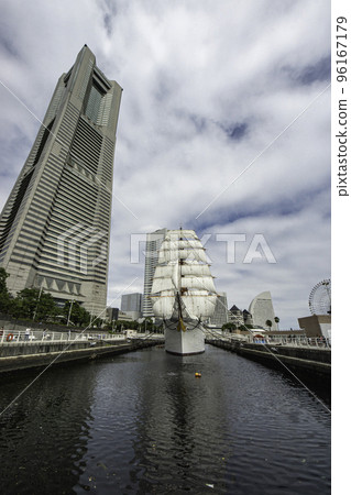 The water surface of the stone dock is wide The water surface of the stone dock is wide 96167179