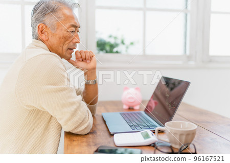 A man who is troubled by the depreciation of the yen and the depreciation of the dollar A man who is troubled by the depreciation of the yen and the depreciation of the dollar 96167521