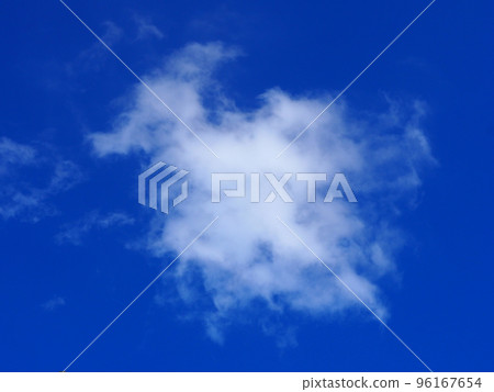 一朵雲漂浮在藍天天空背景中 一朵雲漂浮在藍天天空背景中 96167654
