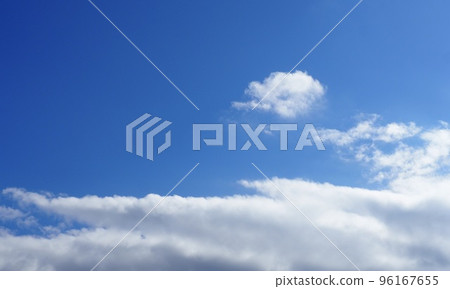 流動的雲彩和藍天背景材料 流動的雲彩和藍天背景材料 96167655