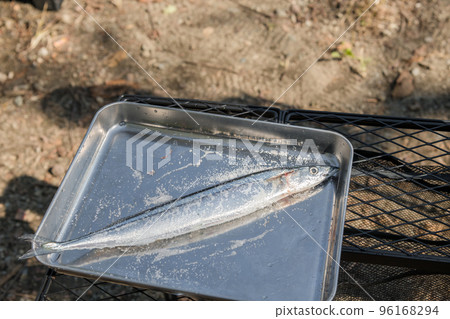 [Make saury grilled with salt at the auto campsite] 96168294