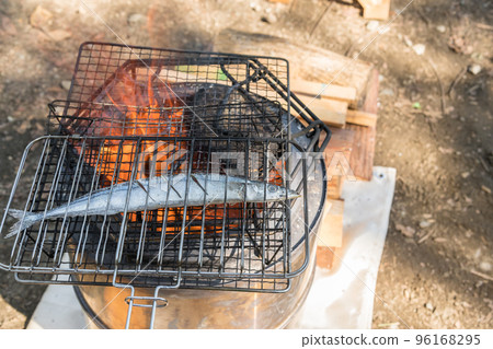 [Salt-grilled raw saury at the auto campsite] 96168295