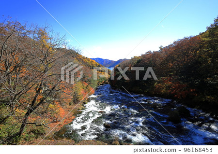 秋日奧日光龍津橋的湯川 秋日奧日光龍津橋的湯川 96168453