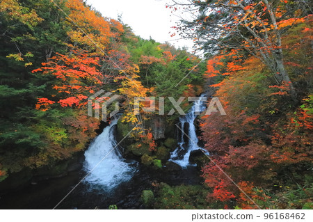 Ryuzu Falls, one of the three great waterfalls in Oku-Nikko with red leaves / Nikko City, Tochigi Prefecture 96168462