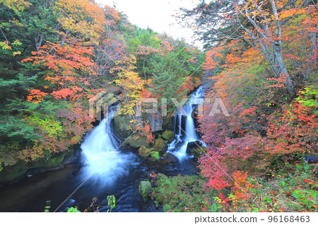 Ryuzu Falls, one of the three great waterfalls in Oku-Nikko with red leaves / Nikko City, Tochigi Prefecture Ryuzu Falls, one of the three great waterfalls in Oku-Nikko with red leaves / Nikko City, Tochigi Prefecture 96168463