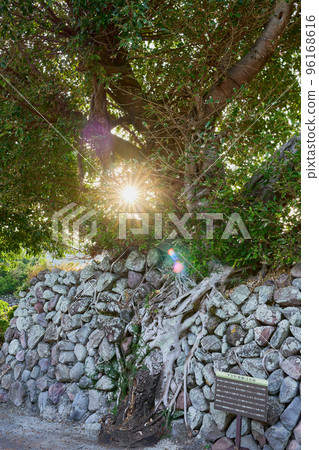 Akou and stone walls 96168616