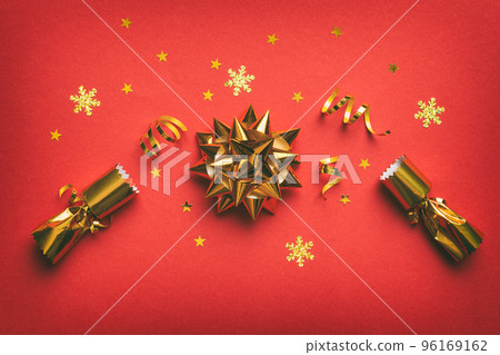 Christmas crackers with shiny confetti on color background, top view, copy space Christmas crackers with shiny confetti on color background, top view, copy space 96169162