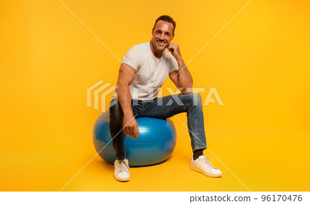 Sporty man ready for training in the gym. Yellow background 96170476
