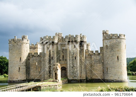 歷史悠久的博迪亞姆城堡被倫敦南郊的一條充滿水的護城河所環繞 96170664