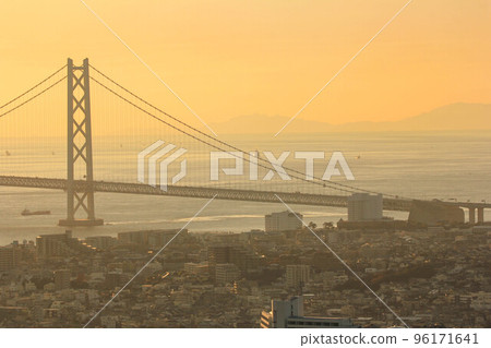 Akashi Kaikyo Bridge seen from Sumaura Sanjo Amusement Park 96171641