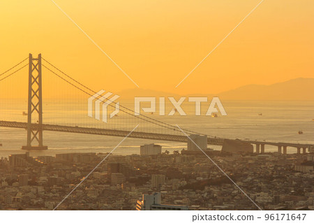 Akashi Kaikyo Bridge seen from Sumaura Sanjo Amusement Park 96171647