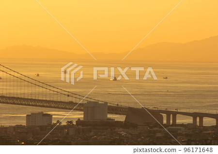 Akashi Kaikyo Bridge seen from Sumaura Sanjo Amusement Park 96171648