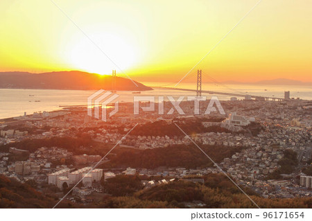 Akashi Kaikyo Bridge seen from Sumaura Sanjo Amusement Park 96171654
