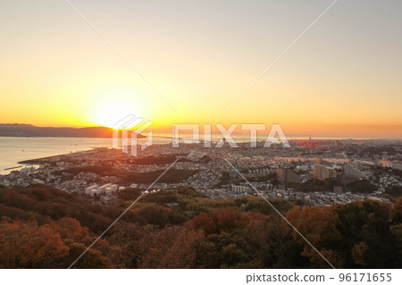 Akashi Kaikyo Bridge seen from Sumaura Sanjo Amusement Park 96171655