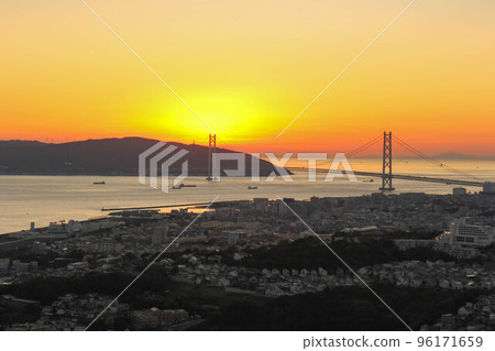 Akashi Kaikyo Bridge seen from Sumaura Sanjo Amusement Park 96171659