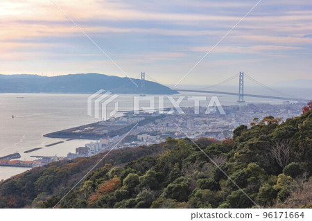 Akashi Kaikyo Bridge seen from Sumaura Sanjo Amusement Park 96171664