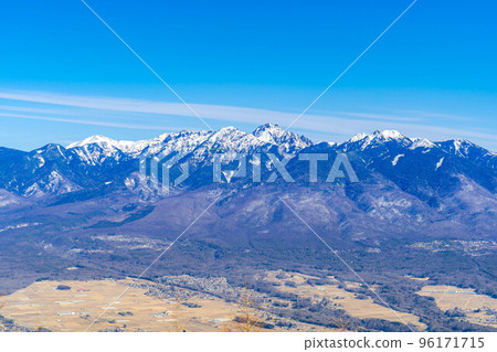 [Winter material] The Southern Alps and Mt. Yatsugatake seen from the summit of Mt. Nyukasa in winter [Nagano Prefecture] 96171715