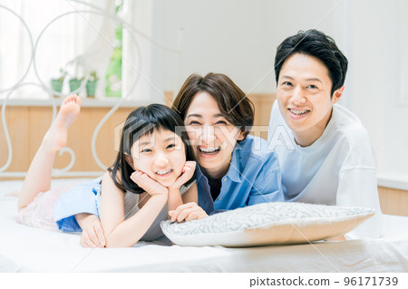 年輕的好朋友家庭形象入床 96171739
