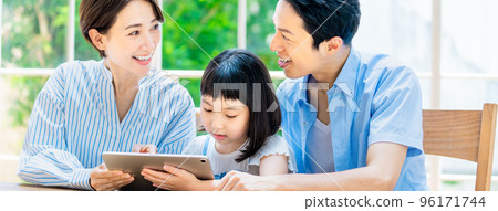 一家人照看小學女生學習 96171744