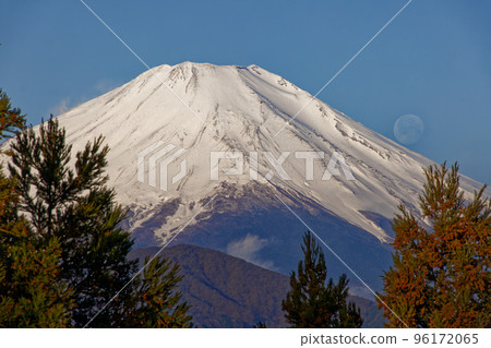 從丹澤山脈的三葉山看到的富士山和月亮 從丹澤山脈的三葉山看到的富士山和月亮 96172065