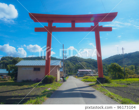 晴朗的天空和巨大的鳥居 96173104