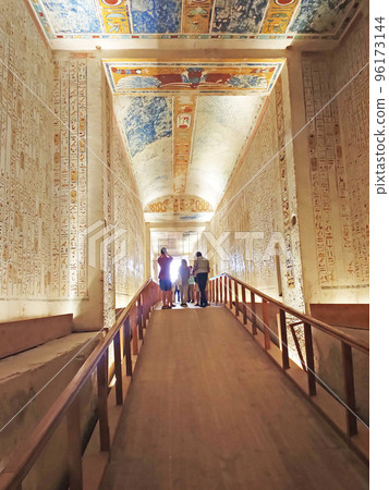 Tomb in the Valley of the Kings in Luxor 96173144