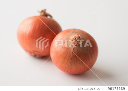 Vegetables 2 peeled onions 96173689