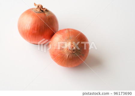 Vegetables 2 peeled onions 96173690