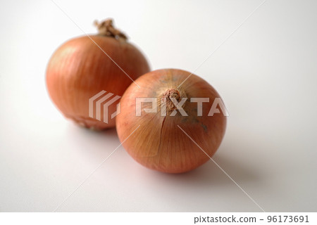 Vegetables 2 peeled onions 96173691