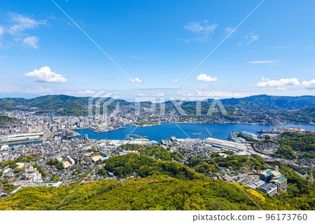 長崎縣/稻佐山（公園）與新鮮的綠色、大海和藍天形成鮮明對比 從天文台俯瞰城市 96173760