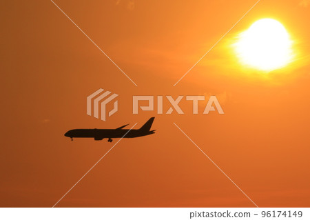 日落天空和飛機 96174149