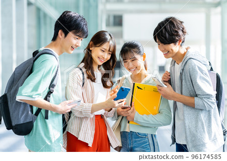 Male and female college students looking at smartphones 96174585