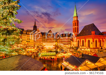Christmas market in Frankfurt at dusk 96174588