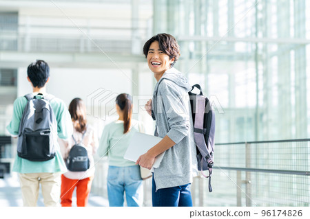 大學生年輕人 大學生年輕人 96174826