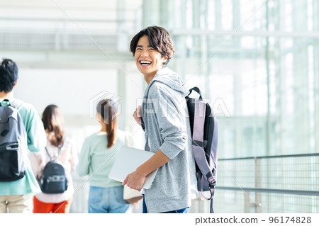 大學生年輕人 大學生年輕人 96174828