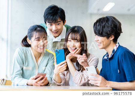 Male and female college students looking at smartphones 96175578