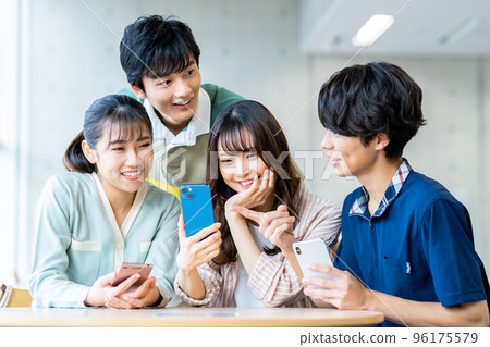 Male and female college students looking at smartphones 96175579