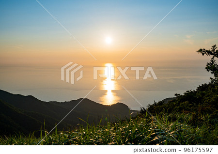 日本海的新潟日落 96175597