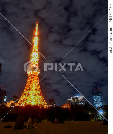 東京塔夜橙色照明的王子公園塔東京後草坪廣場 東京塔夜橙色照明的王子公園塔東京後草坪廣場 96175779