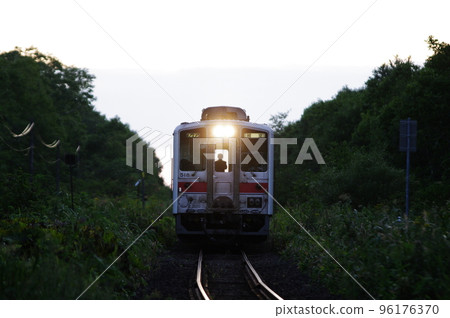 Nemuro Main Line Slow running before sunset Hamanaka - Anebetsu Nemuro Main Line Slow running before sunset Hamanaka - Anebetsu 96176370