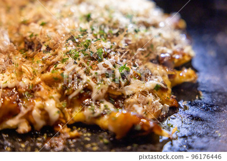 用鐵板烹製的御好燒 96176446