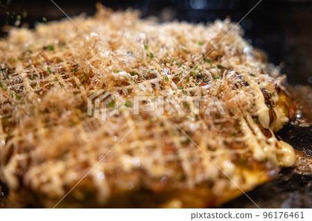 用鐵板烹製的御好燒 用鐵板烹製的御好燒 96176461