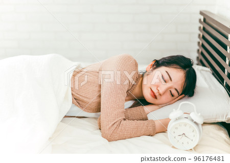 A Japanese woman with low blood pressure who can not get up after sleeping in bed in the morning 96176481