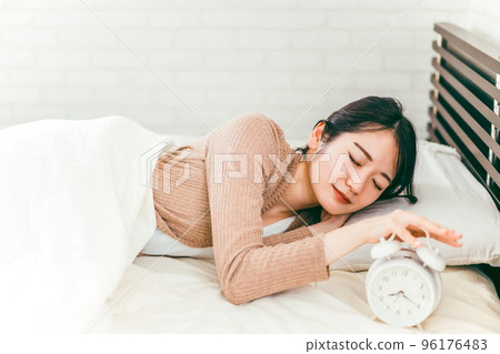 A Japanese woman with low blood pressure who can not get up after sleeping in bed in the morning 96176483