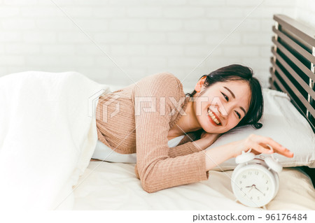 A Japanese woman who wakes up in the morning with a refreshing smile A Japanese woman who wakes up in the morning with a refreshing smile 96176484