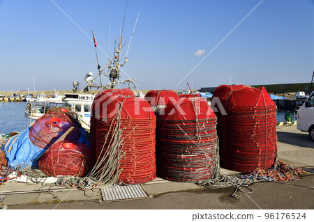 拍攝深秋時節在北海道八雲町大部漁港登陸的蝦籃景色 96176524