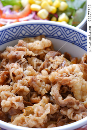 有大量牛肉的牛肉碗 96177743