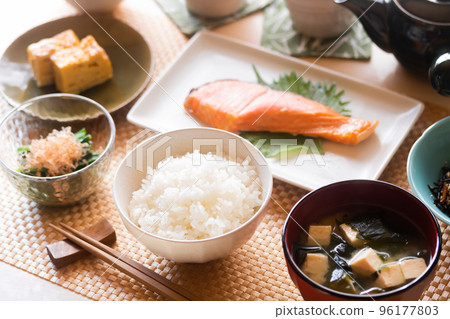 早餐與快樂美味的新米飯 96177803