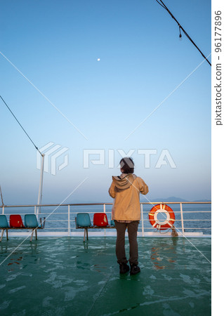 Feeding seagulls on a boat in the Seto Inland Sea Feeding seagulls on a boat in the Seto Inland Sea 96177896